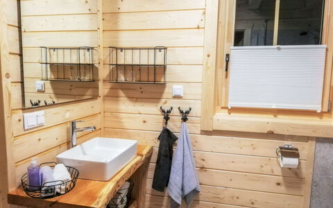 Hütte Gimpel: Værelse, Ejendom, Bygning, Indretning, Hus, Møbel, Badeværelse, Etage, Hjem, Cabinetry