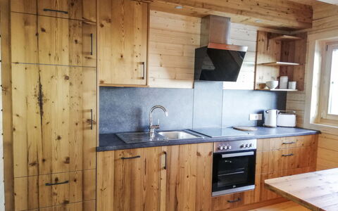 Hütte Buchfink: Countertop, Værelse, Cabinetry, Køkken, Møbel, Ejendom, Håndvask, Indretning, Hus, Bygning
