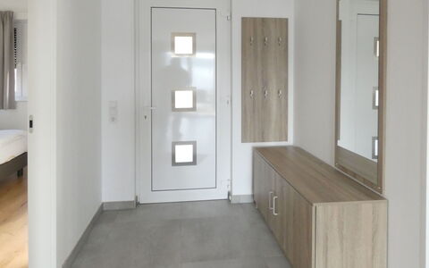Mistelgau 100: Ejendom, Værelse, Etage, Bygning, Væg, Indretning, Hus, Møbel, Loft, Arkitektur