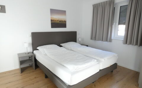 Mistelgau 100: Soveværelse, Møbel, Seng, Ejendom, Værelse, Sengetøj, Madras, Bed Frame, Etage, Sengetøj