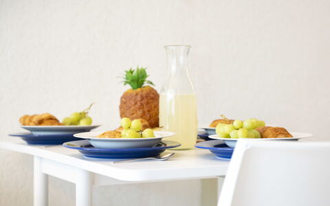 La Grande Motte 310: Mad, Bordservice, Tallerkner, Serveware, Frugt, Ingrediens, Møbel, Bord, Fremstille, Plade