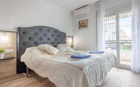 Port Salins: Soveværelse, Seng, Møbel, Værelse, Ejendom, Sengetøj, Indretning, Bed Frame, Madras, Etage