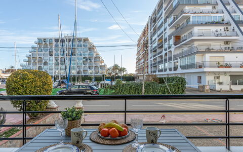 Port Salins: Arkitektur, Ejendom, Hovedstadsområde, Blandet Brug, Daytime, Bygning, Byområde, Ejerlejlighed, Tag, Boligområde
