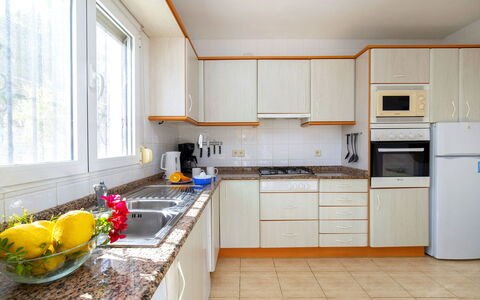 La Repere: Countertop, Cabinetry, Værelse, Køkken, Ejendom, Møbel, Gul, Bygning, Indretning, Komfur