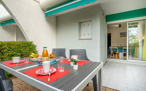 Jamaïc: Sky, Bord, Himmel, Møbel, Plante, Ejendom, Bjerg, Bordservice, Bygning, Natur