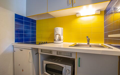 Tahiti: Møbel, Ejendom, Bord, Cabinetry, Stol, Træ, Bygning, Belysning, Countertop, Indretning