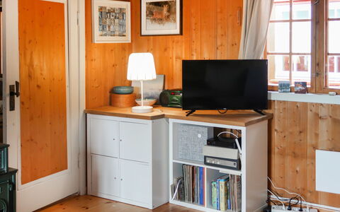 Skeisvegen: Cabinetry, Ejendom, Bord, Bygning, Computer Desk, Vindue, Træ, Skrivebord