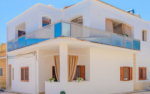 Appartamento Pineta Mare: Bygning, Ejendom, Himmel, Vindue, Dør, Kompositmateriale, Facade, Urban Design, Plante