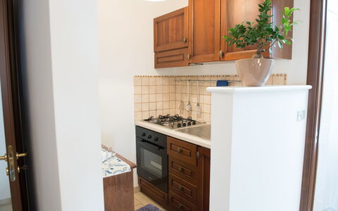 Appartamento Pineta Mare: Cabinetry, Ejendom, Countertop, Komfur, Træ, Indretning, Bygning, Plante, Køkken, Skuffe
