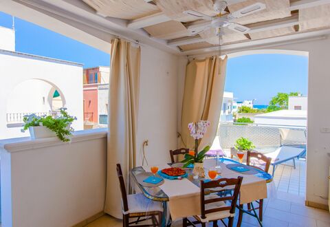 Appartamento Pineta Mare: Bord, Møbel, Ejendom, Bygning, Plante, Blå, Blomsterkrukke, Stueplante, Stol, Vindue