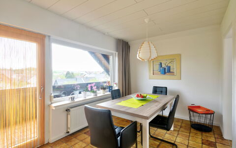 Waldvogt: Bord, Møbel, Ejendom, Bygning, Vindue, Stol, Træ, Indretning, Gulvbelægning, Etage