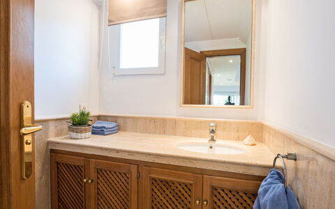 Perla Blanca: Værelse, Badeværelsesskab, Ejendom, Badeværelse, Møbel, Cabinetry, Håndvask, Badeværelse Tilbehør, Countertop, Indretning