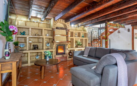 Villa Torrita: Møbel, Bord, Couch, Billedramme, Plante, Træ, Stueplante, Indretning, Arkitektur, Stue