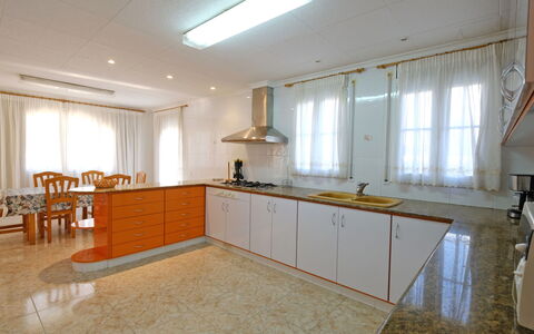 Sofía: Cabinetry, Møbel, Vindue, Countertop, Bygning, Træ, Indretning, Køkken, Etage, Hus