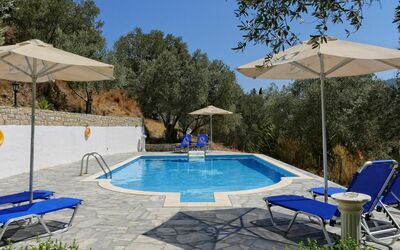 Samos Town 3: Svømmepøl, Ejendom, Fritid, Ferie, Backyard, Skygge, Hus, Ejendom, Liggestol, Gårdhave
