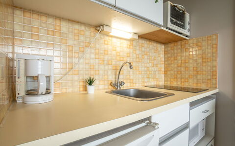 Fleurie i: Tap, Køkkenvask, Countertop, Håndvask, Cabinetry, Ejendom, Sanitærarmatur, Bygning, Køkken, Træ