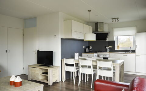 Bungalowpark It Wiid: Bord, Møbel, Countertop, Cabinetry, Træ, Køkken, Belysning, Husholdningsapparat, Indretning, Etage