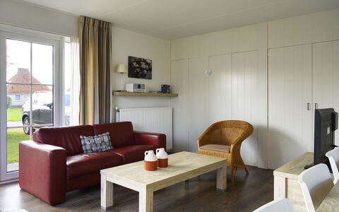 Bungalowpark It Wiid: Ejendom, Møbel, Bord, Træ, Komfort, Couch, Stue, Vindue, Gulvbelægning, Etage