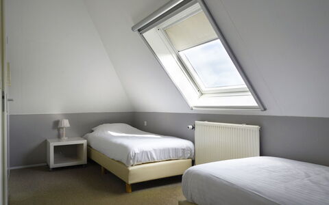 Bungalowpark It Wiid: Møbel, Komfort, Lampe, Bed Frame, Træ, Skygge, Bygning, Seng, Indretning, Pude