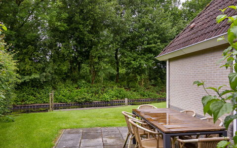 Bungalowpark It Wiid: Møbel, Udendørs Møbler, Busk, Have, Skygge, Land Lot, Lawn, Udendørs Bord, Bunddække