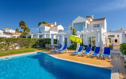 Villa Blue Ocean: Svømmepøl, Ejendom, Udvej, Bygning, Ejendom, Hus, Ferie, Ferieby, Majorelle Blue, Estate