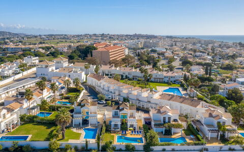 Villa Blue Ocean: Himmel, Bygning, Daytime, Plante, Urban Design, Sky, Cityscape, Ejerlejlighed, Kvarter, Hus