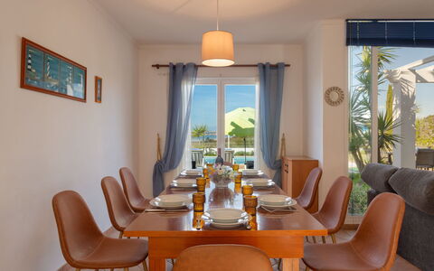 Villa Blue Ocean: Værelse, Spisestue, Møbel, Ejendom, Indretning, Bord, Bygning, Ejendom, Gul, Køkken & Spisebord