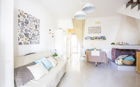 Villa Anna: Værelse, Møbel, Ejendom, Soveværelse, Indretning, Seng, Bygning, Sengetøj, Væg, Etage