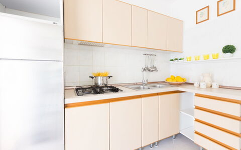 Villa Anna: Gul, Værelse, Køkken, Ejendom, Cabinetry, Møbel, Countertop, Orange, Indretning, Flise
