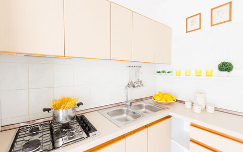 Villa Anna: Gul, Værelse, Køkken, Ejendom, Countertop, Møbel, Indretning, Flise, Ejendom, Bygning