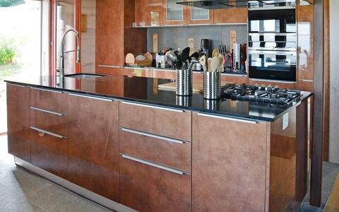 Chalet la Frêtaz: Countertop, Cabinetry, Møbel, Bygning, Bordservice, Hylde, Køkken, Træ, Reoler, Køkken Apparat