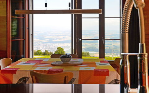 Chalet la Frêtaz: Bord, Møbel, Ejendom, Himmel, Vindue, Bygning, Lys, Træ, Indretning, Plante