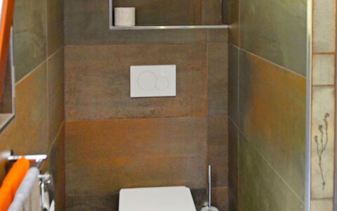 Chalet la Frêtaz: Brun, Toilet, Badeværelse, Bygning, Sanitærarmatur, Purple, Træ, Etage, Gulvbelægning