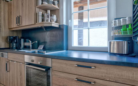 Phileas: Countertop, Cabinetry, Tap, Køkkenvask, Møbel, Komfur, Vindue, Træ, Køkken, Håndvask