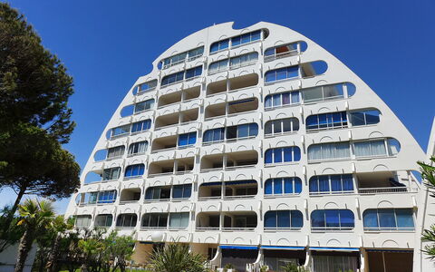 La Grande Motte 600: Himmel, Bygning, Plante, Træ, Urban Design, Højhus, Boligområde, Facade, Kommerciel Bygning, City