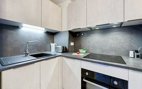 Dixie Land: Countertop, Større Bandage, Køkken, Gulvbelægning, Køkken Apparat, Etage, Husholdningsapparat, Cabinetry, Komfur