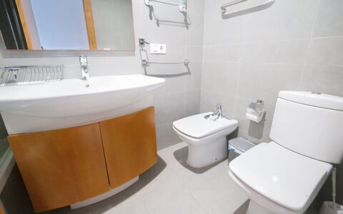 Zephyrus: Sanitærarmatur, Toiletbræt, Gulvbelægning, Badeværelse, Håndvask, Indretning, Etage, Toilet, Badeværelsesvask, Tap