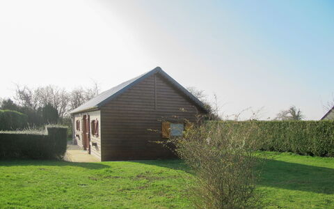 Le Petit Chalet: Himmel, Plante, Bygning, Hus, Træ, Land Lot, Naturlige Landskab, Vindue, Græs, Sommerhus