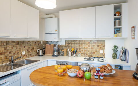 Ty Mam Goz: Countertop, Værelse, Køkken, Ejendom, Møbel, Indretning, Cabinetry, Hjem, Bygning, Hus