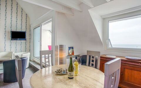 Quiberon 226: Bord, Ejendom, Møbel, Cabinetry, Vindue, Træ, Bygning, Countertop, Køkken, Stol