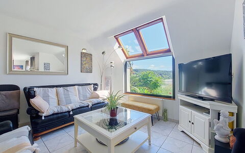 Meeresblick: Møbel, Indretning, Couch, Loft, Gulvbelægning, Værelse, Etage, Stue, Bord, Belysning