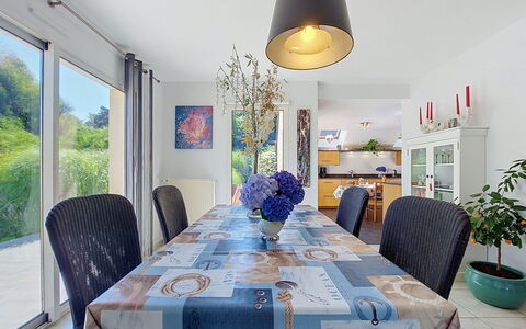 Meeresblick: Møbel, Indretning, Stol, Spisestue, Bord, Gulvbelægning, Køkken & Spisebord, Værelse, Textile, Etage