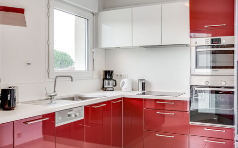 La Closerie des Tremieres: Værelse, Countertop, Køkken, Ejendom, Cabinetry, Møbel, Rød, Indretning, Bygning, Komfur