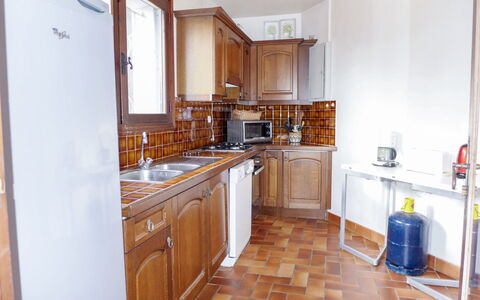 Le Romarin: Cabinetry, Countertop, Ejendom, Skuffe, Træ, Stueplante, Køkken, Husholdningsapparat, Indretning, Etage