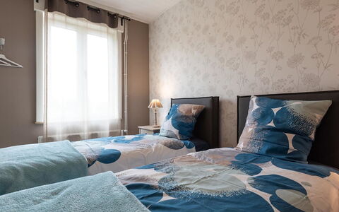 Memories: Bygning, Møbel, Komfort, Azure, Vindue, Træ, Textile, Pude, Bed Frame, Indretning