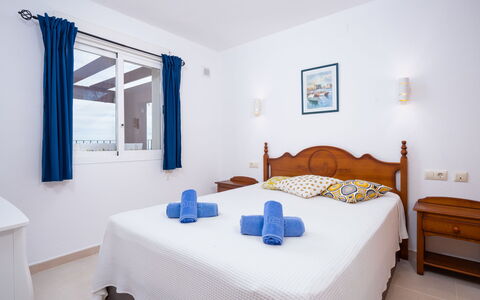 Moraira 905: Soveværelse, Værelse, Seng, Møbel, Ejendom, Sengetøj, Bed Frame, Indretning, Bygning, Madras