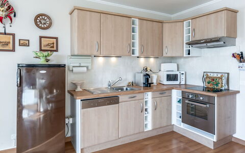 Le Hoc: Brun, Cabinetry, Ejendom, Countertop, Køkken Apparat, Husholdningsapparat, Komfur, Håndvask, Træ, Indretning