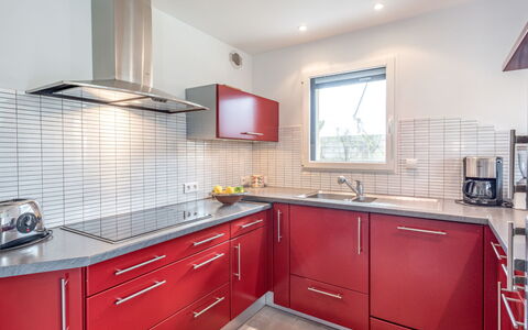 Maison du Port de Pêche: Countertop, Cabinetry, Ejendom, Bygning, Køkkenvask, Møbel, Håndvask, Tap, Køkken, Purple