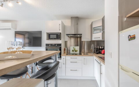 Sainte Maxime 560: Countertop, Cabinetry, Møbel, Køkken Apparat, Køkken, Håndvask, Komfur, Husholdningsapparat, Træ, Skuffe