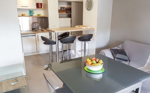 Sainte Maxime 560: Mad, Bord, Møbel, Bordservice, Arkitektur, Indretning, Etage, Stol, Couch, Bygning